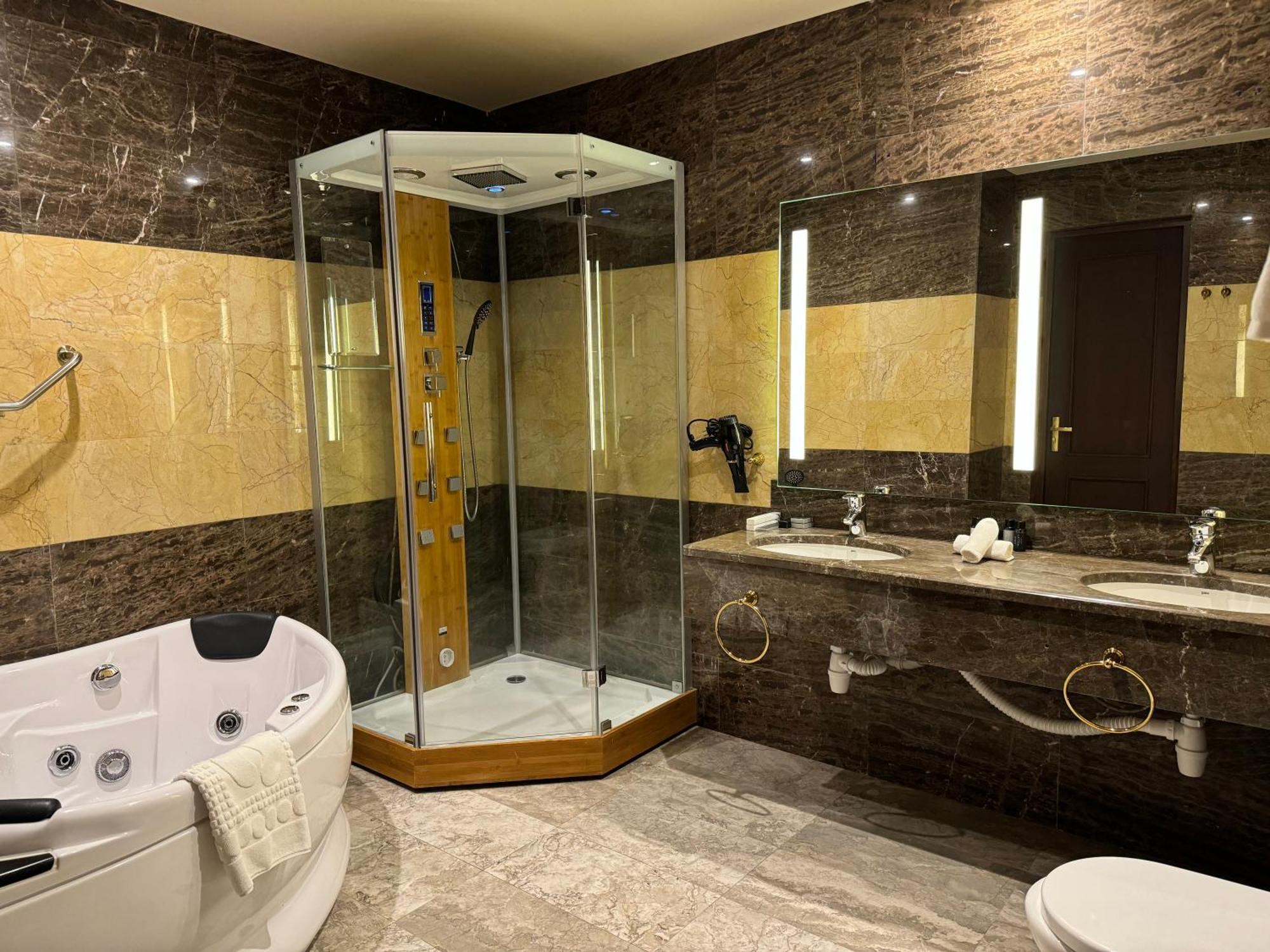 Hotel Eighty Eight Deluxe &