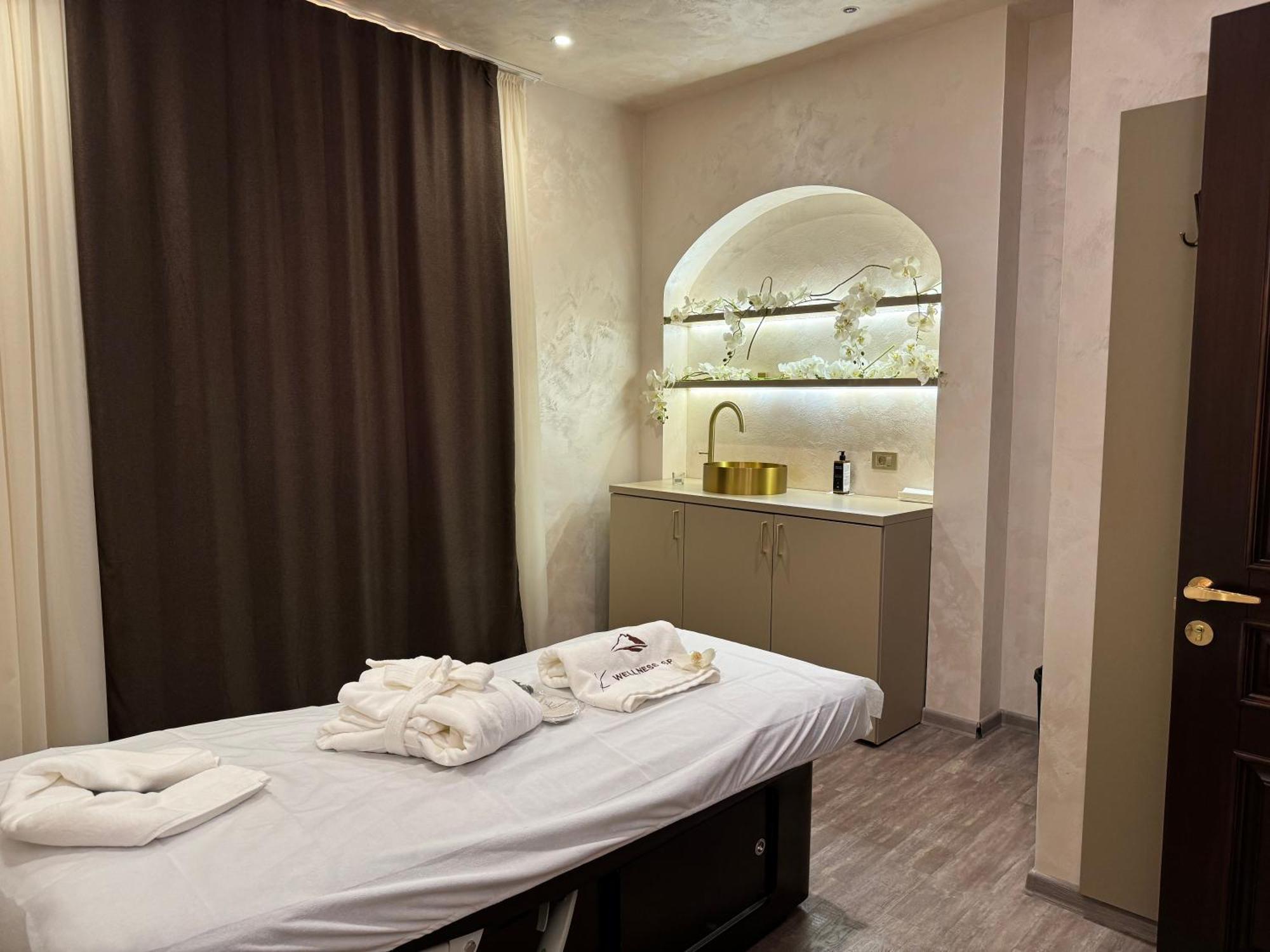 Eighty Eight Deluxe & Hotel 5*